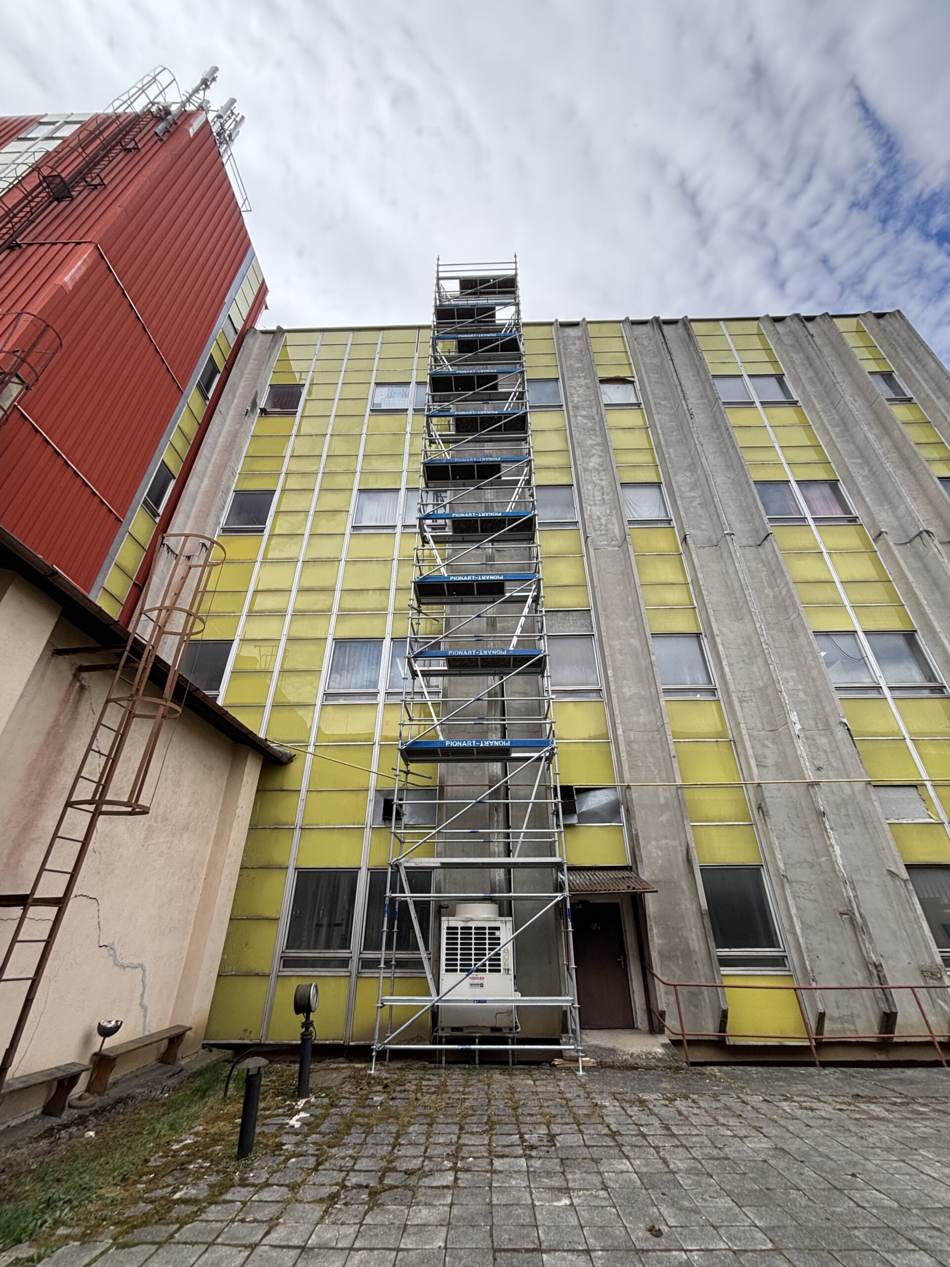 qverk lesenie okolo budovy
